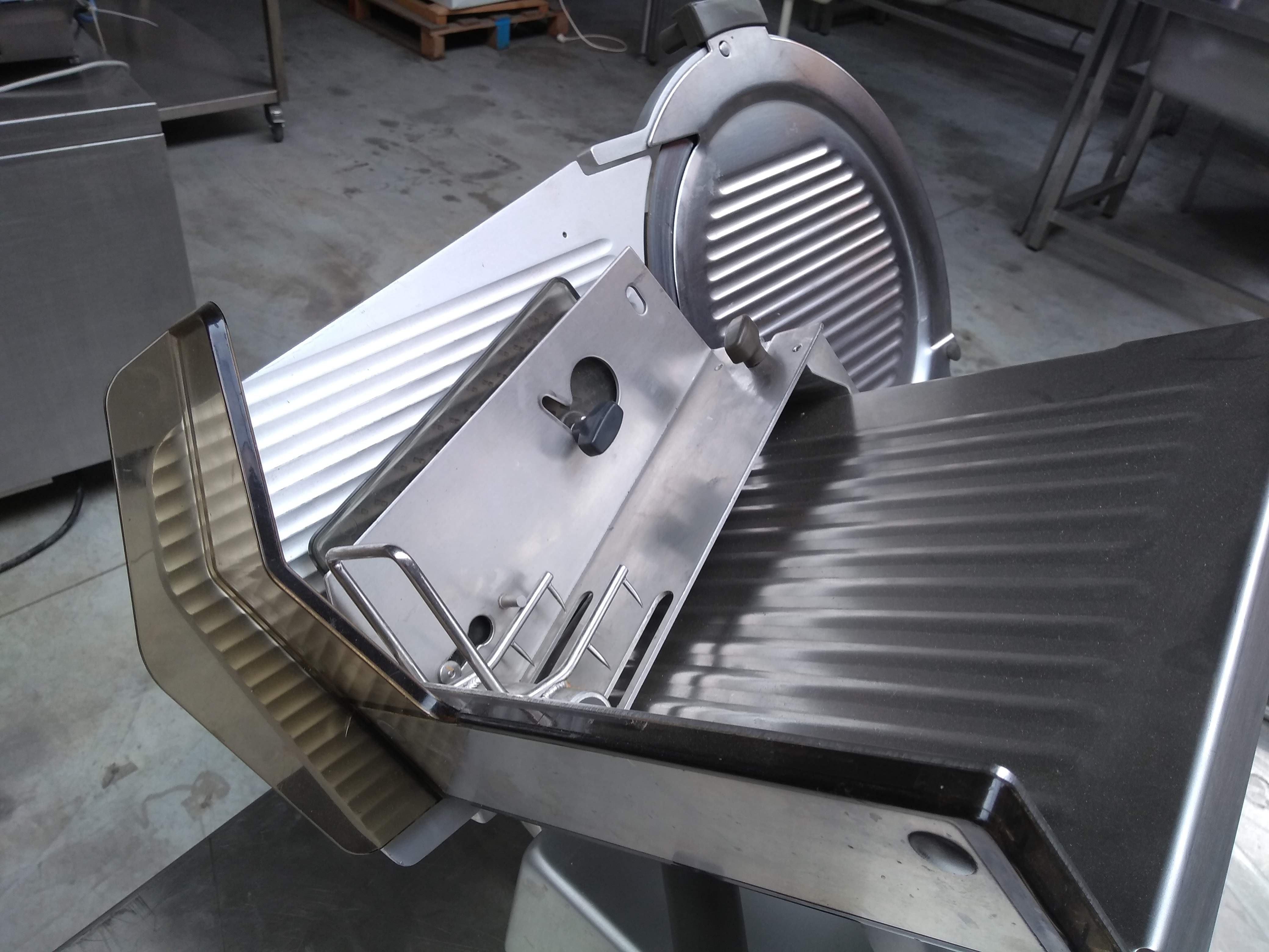 Bizerba SE8 used meat slicer cutting machine for sale | Bart Rotsaert